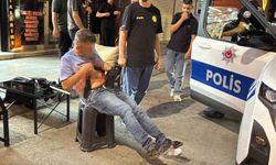 Karnından bıçakla yaralandı, polislere bağırıp yol ortasında soyundu