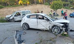 Karşı şeride geçen otomobil ortalığı savaş alanına çevirdi: 4 yaralı