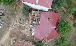 Kastamonu'da tadilat yapılan köy evi çöktü, içeride mahsur kalarak yaralanan 5 kişi kurtarıldı