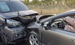 Keşan'da hafif ticari araç ile otomobil çarpıştı: 2 yaralı