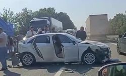 Kocaeli'de iki ayrı noktada 8 araç zincirleme kazaya karıştı