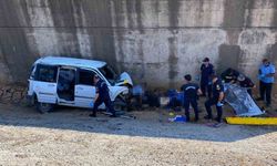 Kontrolden çıkan araç köprüden şarampole uçtu: 2 ölü