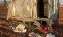 Kontrolden çıkan hafif ticari araç tarlaya uçtu: 2 yaralı