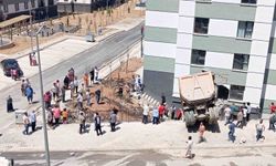 Kontrolden çıkan hafriyat kamyonu apartmanın bahçe duvarına çarptı: 1 yaralı