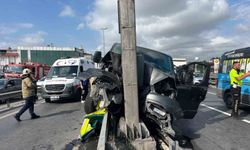 Küçükçekmece E5'te yaz kursuna giden çocukları taşıyan araç önce bariyere ardından direğe çarptı: 12 çocuk ve şoför yaralandı