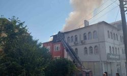 Kütahya'da 3 katlı binanın çatısında yangın