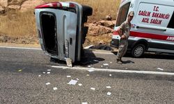 Mardin'de hafif ticari araç takla attı: 1 ölü, 1 yaralı