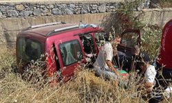 Menteşe'de ticari araç dere yatağına uçtu: 2 yaralı