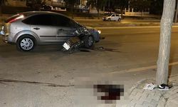 Motosiklet otomobile ok gibi saplandı: 1 ölü, 1 yaralı