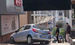 Navigasyon yanıltınca otomobil merdivenlere çıktı, faciadan dönüldü