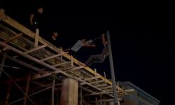 Ödemesini alamayan işçi, elektrik direğine çıktı