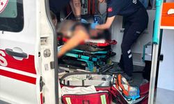 Önce servis aracına ardından tıra çarpan motosiklet sürücüsü ağır yaralandı