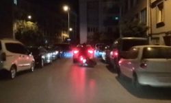 Önündeki otomobil fren yapınca yalpalayan motosikletteki iki kişi böyle yere düştü