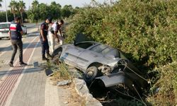 Otomobil yayaya çarpıp şarampole devrildi