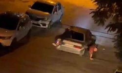 Otomobilden düşen genç altında ezilmekten son anda kurtuldu