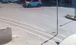 Otomobilin motosikletle çarpışma anı kamerada