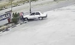 Otomobilin refüje çıkıp direği devirdiği kaza kamerada