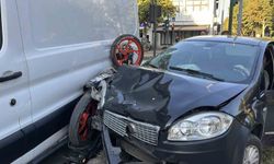 Otomobille çarpışan motosiklet iki araç arasında sıkıştı: 1 yaralı