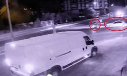 Otomobille çarpışan motosikletlinin yola savrulduğu anlar kamerada