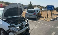 Otomobiller kavşakta çarpıştı: 1 yaralı