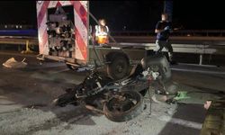 Otoyolda ikaz römorkuna çarpan motosikletli hayatını kaybetti