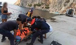 Özel teknede yaralanan vatandaşı Sahil Güvenlik ekipleri botla denizden tahliye etti
