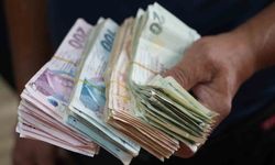 Parkta dilenen yaşlı kadının üzerinden deste deste para çıktı