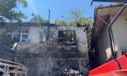 Pendik'te metruk ev yangını yan binaya sıçradı