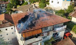 Safranbolu'da 3 katlı evin çatısında çıkan yangın söndürüldü