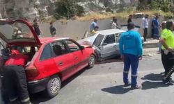 Şanlıurfa'da iki otomobil kafa kafaya çarpıştı: 3 yaralı