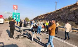 Şanlıurfa'da otomobil bariyerlere çarptı: 1 ölü, 1 yaralı