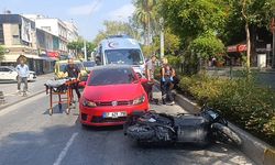 Şerit değiştiren otomobil, motosiklete arkadan çarptı