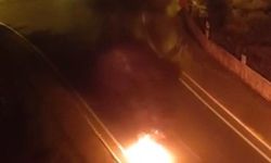 Seyir halindeki motosiklet alev alev yandı