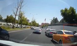 Seyir halindeki motosikletin fren yapan otomobile çarpması kamerada