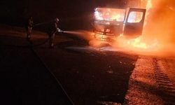 Seyir halindeki tır alevlere teslim oldu