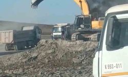 Siirt'te demir yolu inşaatında iş makinesi yandı