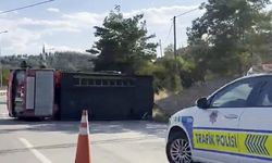 Sinop'ta bariyere çarpan söndürme aracı yan yattı: 1 yaralı