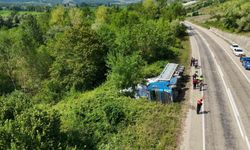 Sinop'ta kontrolden çıkan tır yan yattı: 3 yaralı