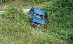 Sinop'ta otomobil şarampole devrildi: 2 yaralı