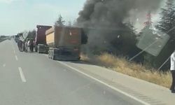 Sivrihisar'da seyir halindeki tırın dorse lastiği tutuştu