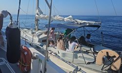 Sürüklenen yelkenli teknedeki göçmenler kurtarıldı