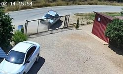Takla atan otomobil güvenlik kamerasına yansıdı: Aynı aileden 2 kişi yaralandı, 3 çocuk kurtuldu
