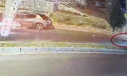 Ters yönde giden motosikletin otomobil ile çarpışması kamerada