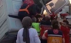 Tır önce akaryakıt istasyonu duvarına sonra refüje çarptı: 1 ölü, 1 yaralı