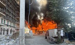 Tuzla'da 2 katlı işçi konteynerleri alevlere teslim oldu