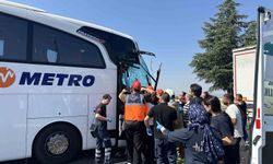 Uşak'ta yolcu otobüsü kamyona arkadan çarptı: 1'i ağır 8 yaralı