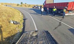 Yalvaç'ta kamyonla çarpışan motosikletli, kaskı sayesinde kazayı ağır yaralanmadan atlattı