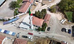 Yıldırım düşmesi sonucu ağır hasar alan cami el birliği için onarıldı, ibadete açıldı