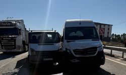 Yüksekova'da minibüs ile kamyonet çarpıştı: 10 yaralı