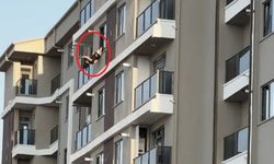 8 katlı apartmanın 7. katında asılı kaldı! Genç kadın yürekleri ağza getirdi